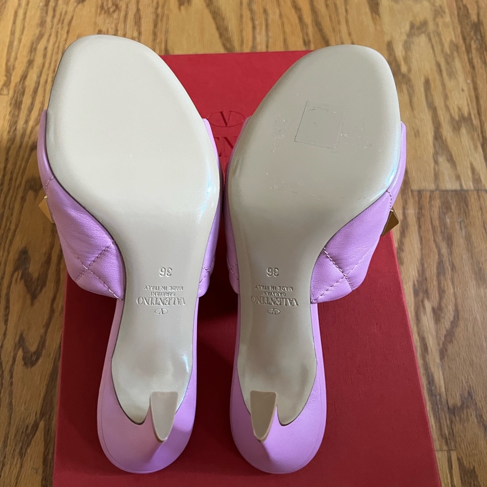 😊SOLD😊Valentino Garavani Roman Stud Quilted Napa Slide Sandals in 36 - Picture 12 of 15